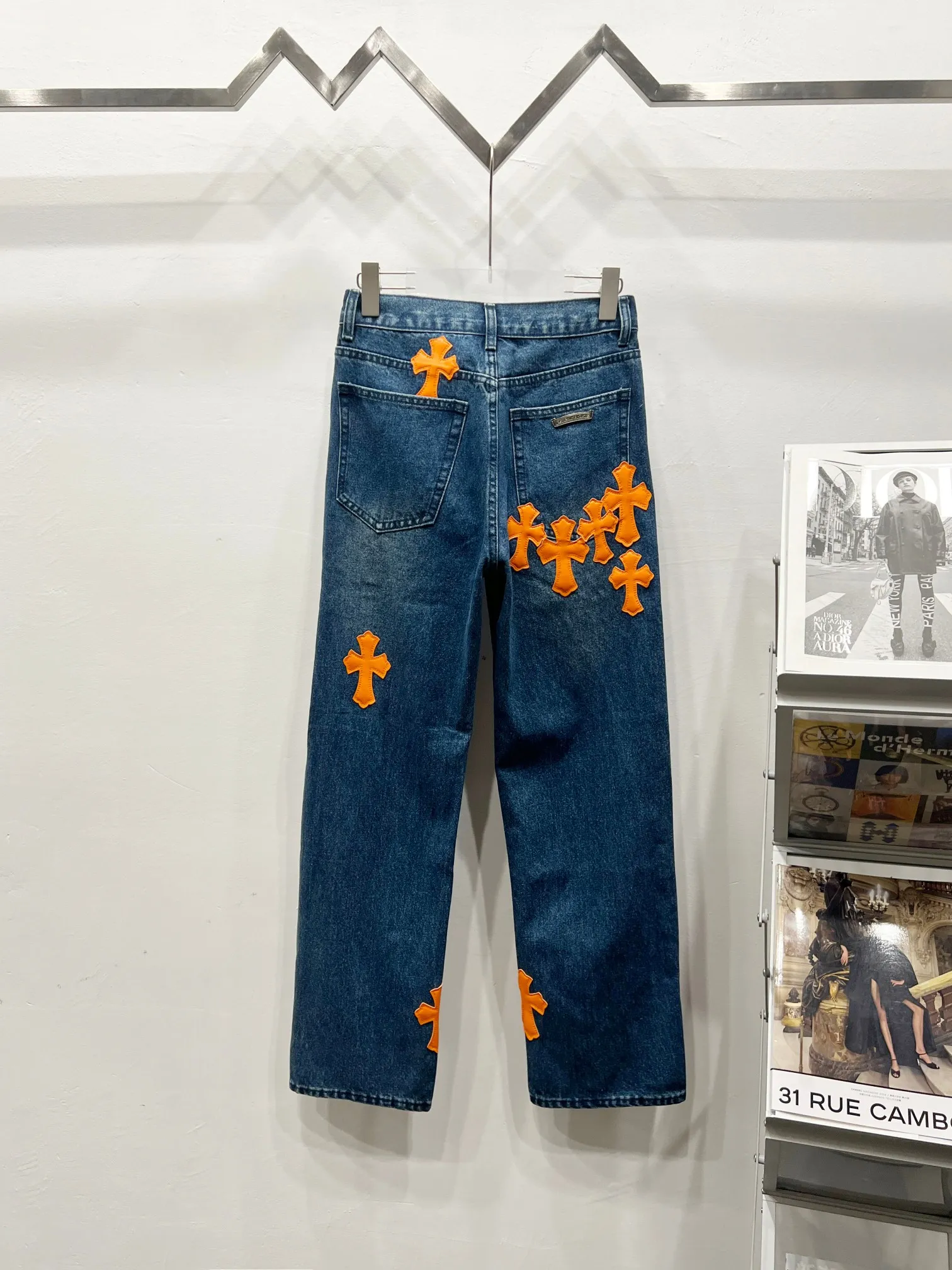 P260 Style Number: (c025) Chrome Heart & Chrome Heart Blue Pants Orange Peel Metal Cross Patch Leather Jeans ChromeHearts# Design Jeans Invincible Texture Ceiling-Level Jeans Hard to Find at the Counter‼ ️ Cross patchwork leather jeans, top-notch heavy-duty washing process, calfskin laser-cut cross, distressed silver hardware, straight version to make the upper body slimmer, that lesbian style Color: blue Size: 28-30-32-34-36